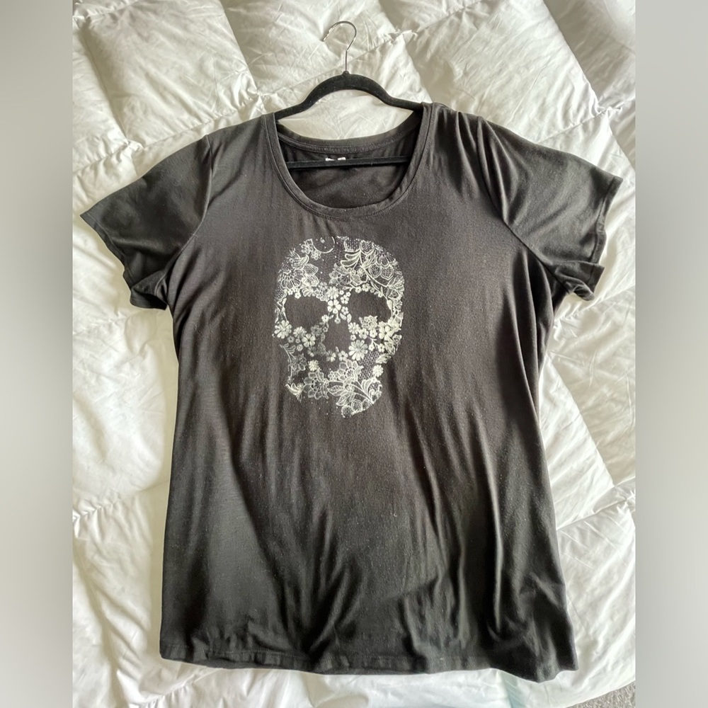 MAURICES- size 2 - skull t-shirt